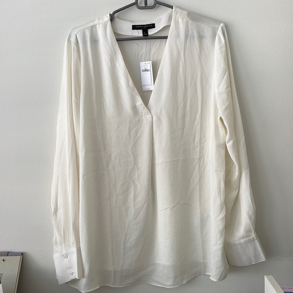 Banana republic, beige color blouse with a V-neck shape